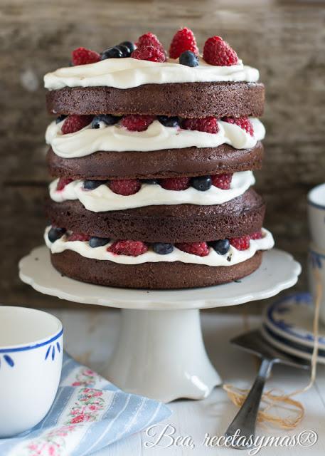 EL INVITADO DEL MES: NAKED CAKE DE CHOCOLATE CON FRAMBUESAS Y ARÁNDANOS