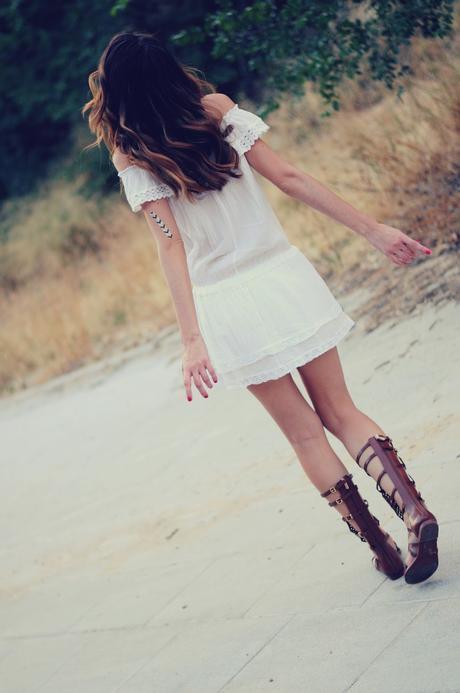 VESTIDO ADLIB Y SANDALIAS ROMANAS VESTIDO ADLIB Y SANDALIAS ROMANAS