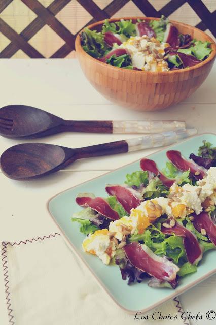 Ensalada con queso fresco de nectarinas y jamón de pato