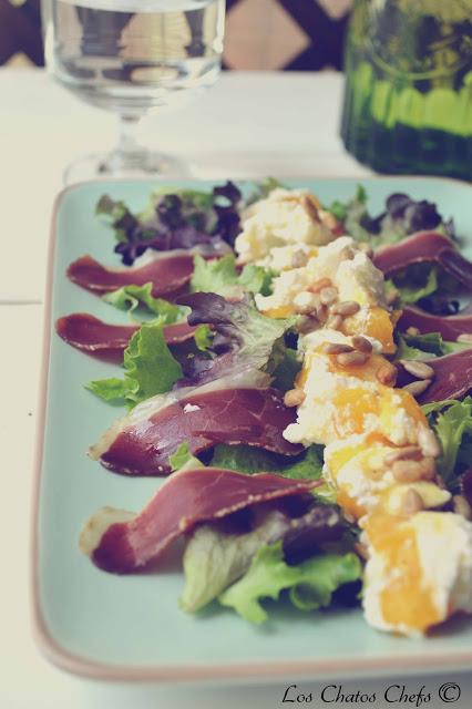 ensalada con queso fresco de nectarina y jamón de pato.