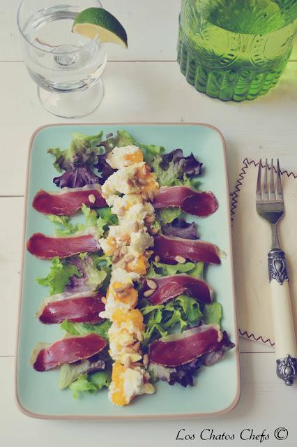 Ensalada con queso fresco de nectarinas y jamón de pato