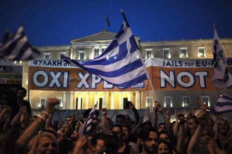 Manifestantes griegos se concentran en la plaza Syntagma frente al edificio del parlamento en Atenas. - Foto EFE