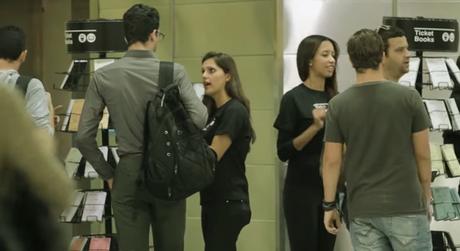 Una editorial regala libros que funcionan como billete de metro