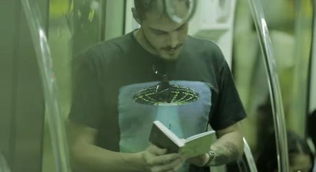 Una editorial regala libros que funcionan como billete de metro