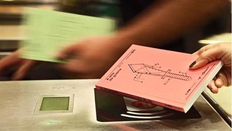 Una editorial regala libros que funcionan como billete de metro