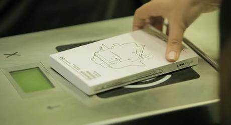 Una editorial regala libros que funcionan como billete de metro
