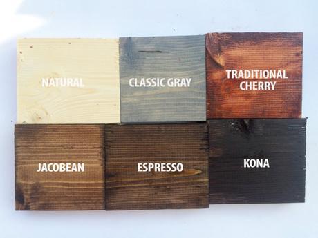 Jardines verticales con suculentas y letras.