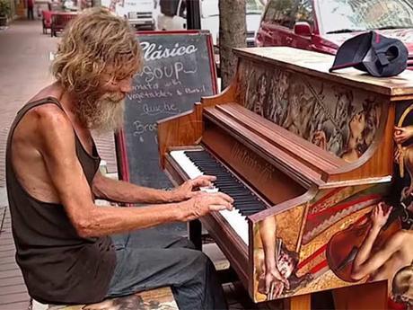 Video viral de Homeless tocando el piano de manera extraordinaria