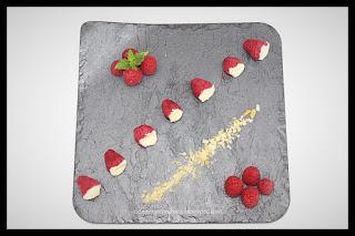 Frambuesas rellenas de Peta zeta y cobertura de chocolate blanco