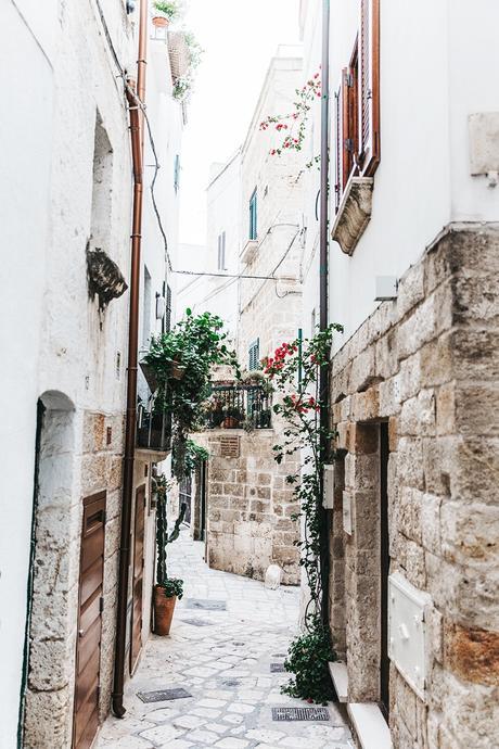 Polignano_A_Mare-Guerlain-Beauty_Road_Trip-Long_Dress-Chole_Bag-Outfit-Street_Style-Italy-8