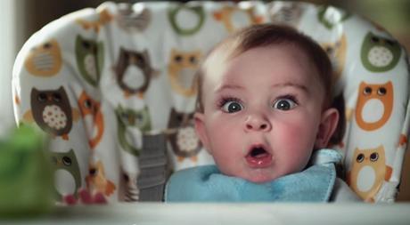 Caras de bebés haciendo caca a cámara lenta en este divertido anuncio de pañales