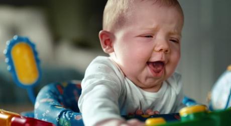 Caras de bebés haciendo caca a cámara lenta en este divertido anuncio de pañales