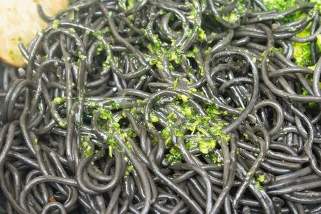 Pasta de sepia con pollo al ajillo