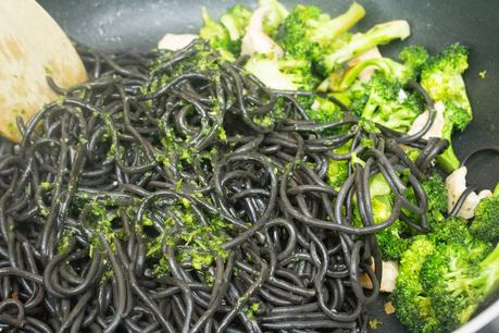Pasta de sepia con pollo al ajillo