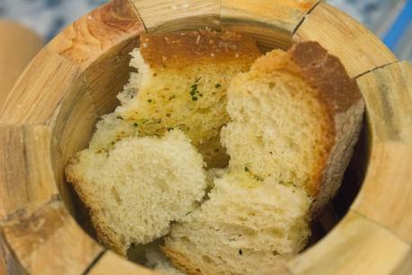 Pasta de sepia con pollo al ajillo