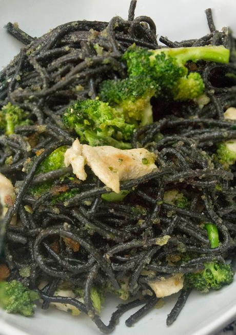 Pasta de sepia con pollo al ajillo