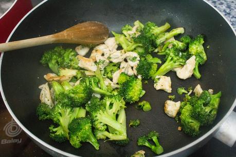 Pasta de sepia con pollo al ajillo