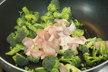 Pasta de sepia con pollo al ajillo
