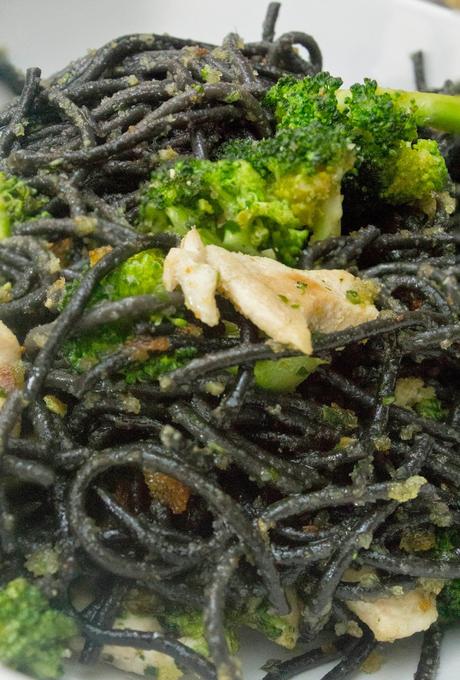 Pasta de sepia con pollo al ajillo