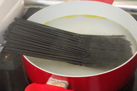 Pasta de sepia con pollo al ajillo