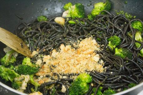 Pasta de sepia con pollo al ajillo
