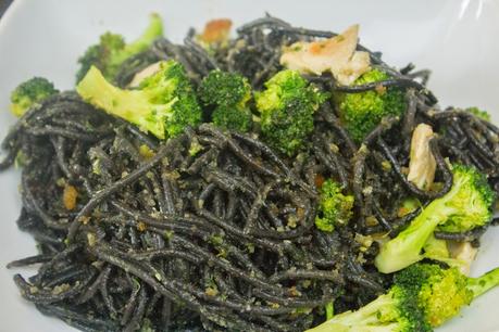 Pasta de sepia con pollo al ajillo