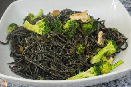 Pasta de sepia con pollo al ajillo