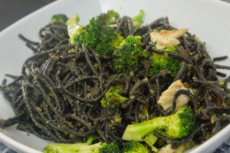 Pasta de sepia con pollo al ajillo