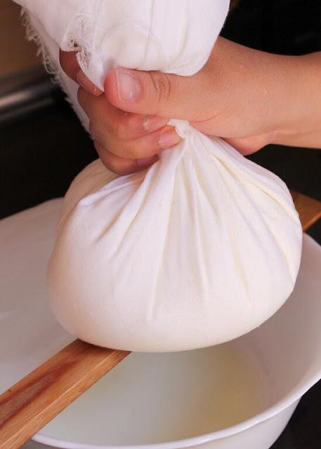 Labneh o queso casero con yogur لبنة