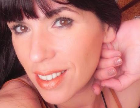 Bronce suave de verano (look y manicura)