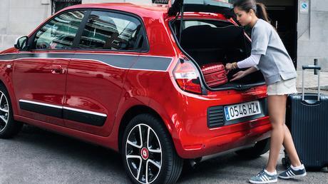 Sesión de estilismo con Renault Twingo y Hiba Abouk twingo hiba-coche-rojo-1