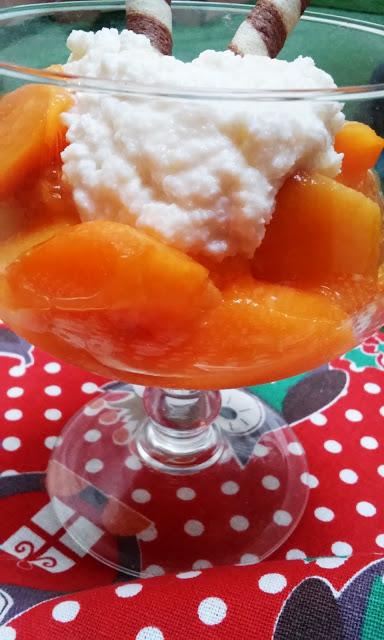 Copa de Frutas con Requesón