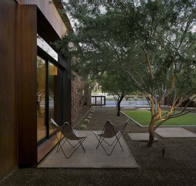 Casa con Materiales Rusticos y Toques Actuales