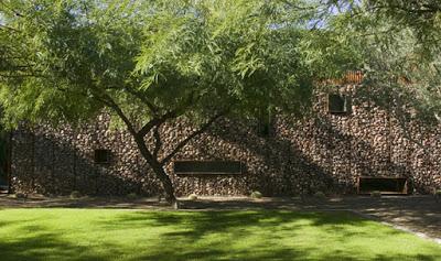 Casa con Materiales Rusticos y Toques Actuales