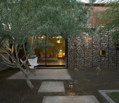 Casa con Materiales Rusticos y Toques Actuales