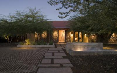 Casa con Materiales Rusticos y Toques Actuales