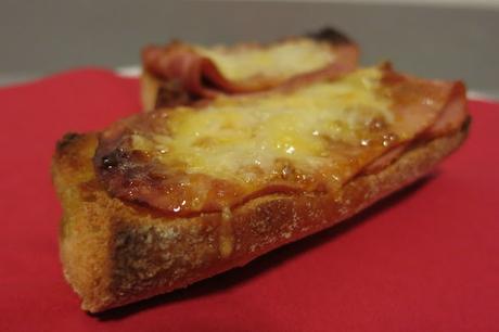 Tosta con bacon, pesto rojo y queso parmesano