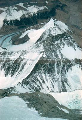 ¿Qué fue lo primero que dejó el ser humano en la cima del Everest?