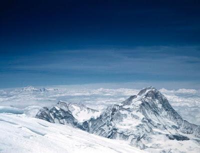 Makalu en primer plano y el Kanchejunga al fondo, desde la cima del Everest. Foto tomada por Hillary el 29 de mayo de 1953. Vista hacia el este