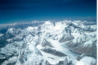 ¿Qué fue lo primero que dejó el ser humano en la cima del Everest?