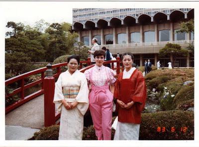 GAZPACHO DE CEREZAS ACOMPAÑADO DE ATUN, HUEVO, JAMON Y SESAMO NEGRO