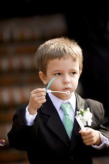 Niño haciendo pompas de jabón en la boda