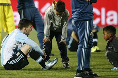 Dos niños chilenos consuelan a Lionel Messi