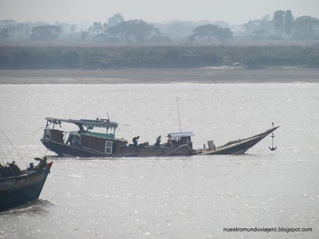 Navegando por el río Yangón