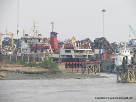 Navegando por el río Yangón