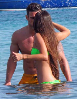Aitor Ocio y su chica se lo pasan de vicio en Ibiza