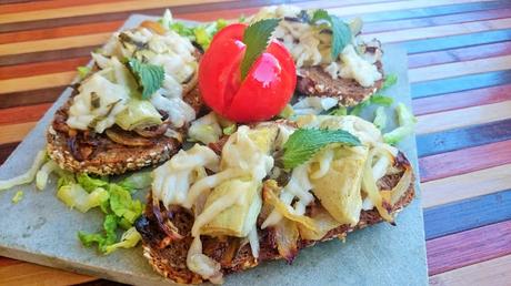 Tostadas con alcachofas a la menta