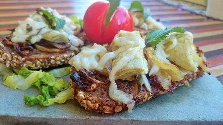 Tostadas con alcachofas a la menta