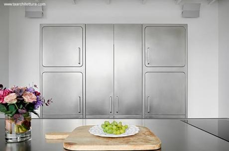 Cocina moderna integral de acero inoxidable en un loft de París. Cocina moderna integral de acero inoxidable en un loft de París.