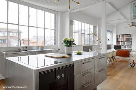 Cocina moderna integral de acero inoxidable en un loft de París. Cocina moderna integral de acero inoxidable en un loft de París.